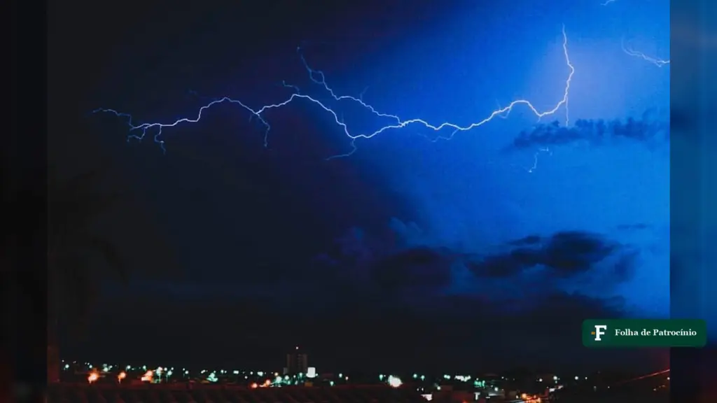 Previsão do tempo em Patrocínio: raios cortam o céu escuro sobre as luzes da cidade à noite