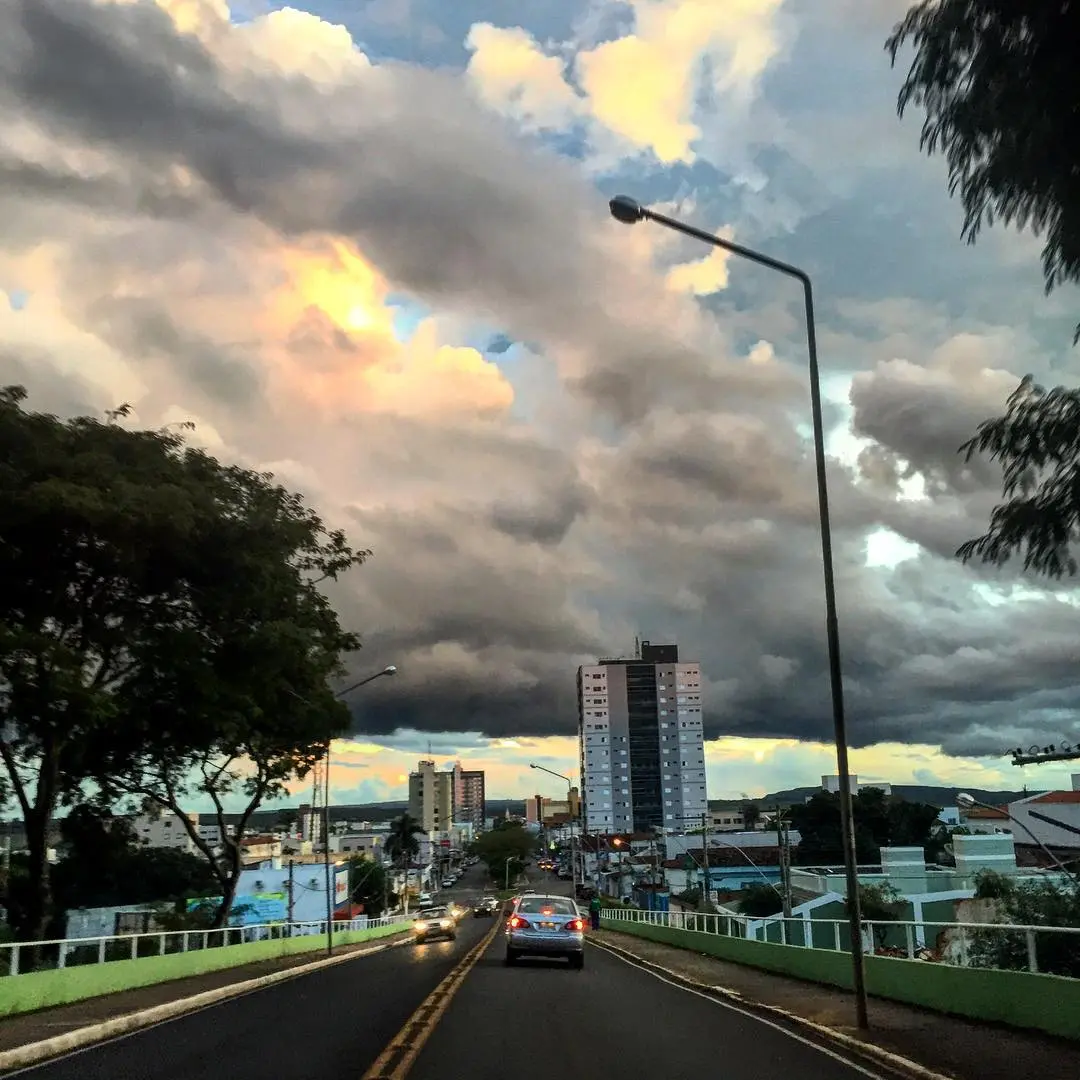 Previsão do tempo em Patrocínio: nuvens carregadas sobre uma avenida da cidade