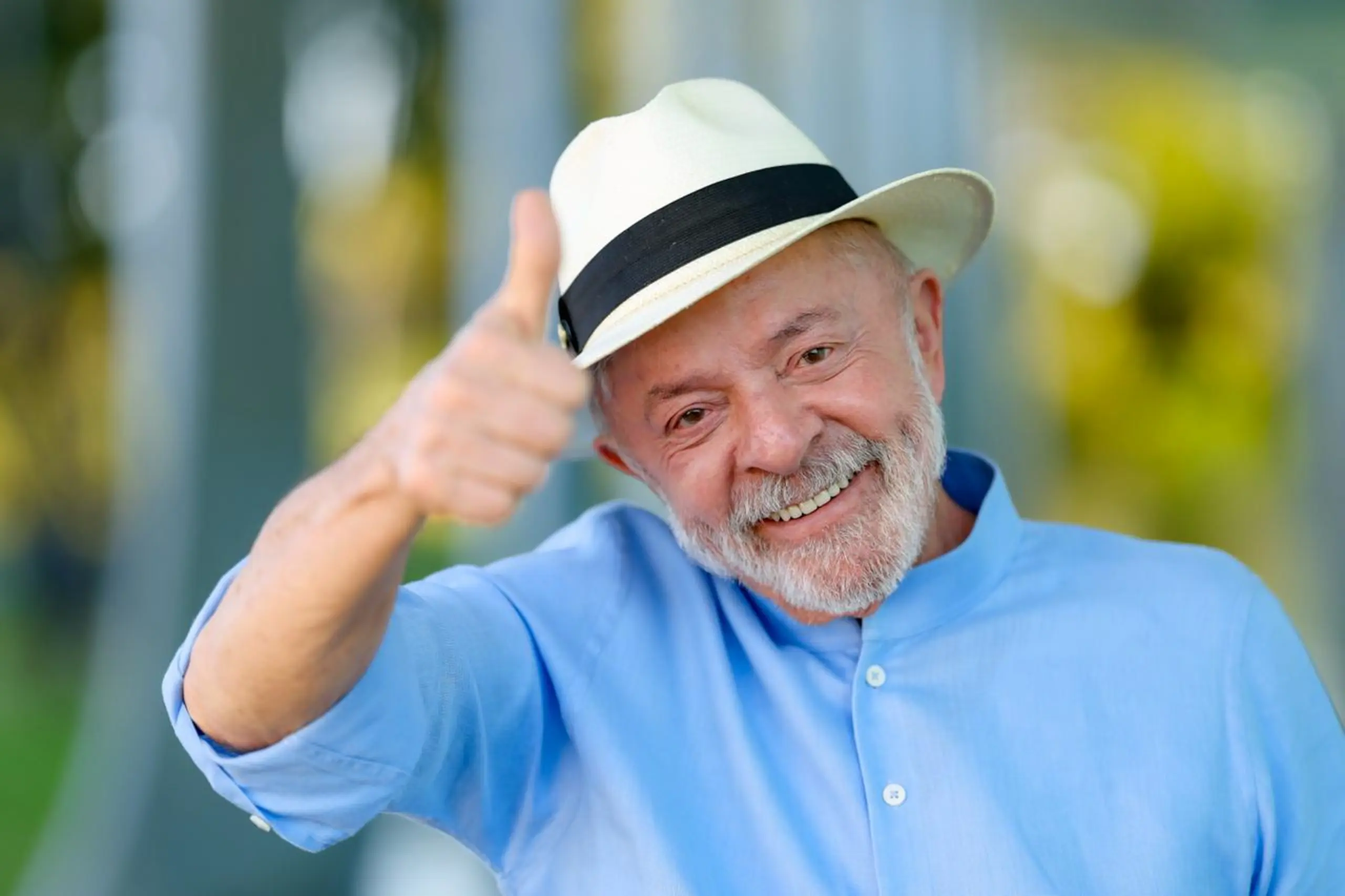 O presidente Lula sorri e faz sinal de positivo, em foto de julho de 2026, usada na matéria sobre o primeiro dia de mercado