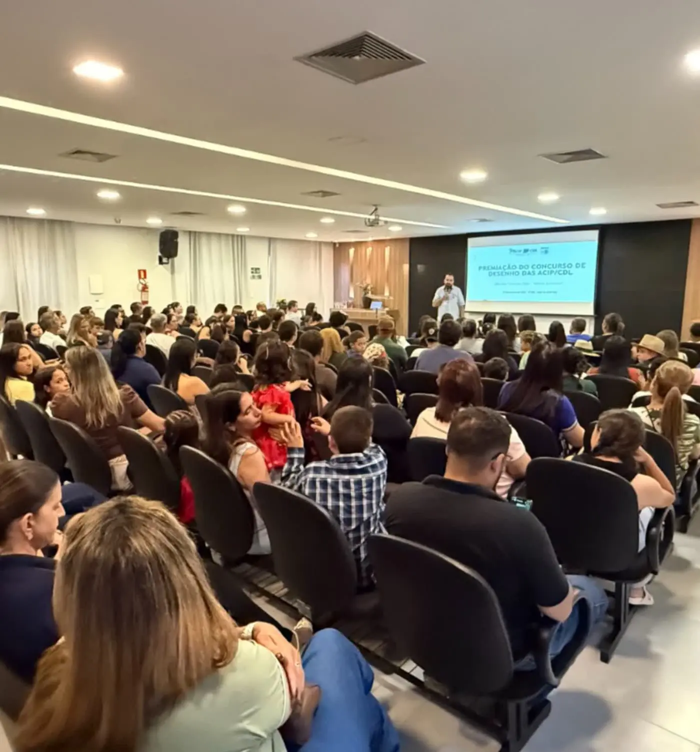 Plateia na cerimônia de premiação do concurso Profissão dos Sonhos, das ACIP/CDL, em Patrocínio