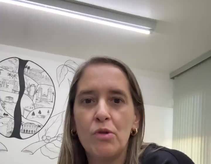 Luciana Rocha, secretária de Saúde de Patrocínio, explica o programa Fila Zero em transmissão do gabinete