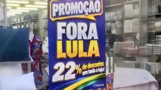 Cartaz da promoção Fora Lula, com 22% de desconto em toda a loja, exposto em vitrine de loja de Minas Gerais