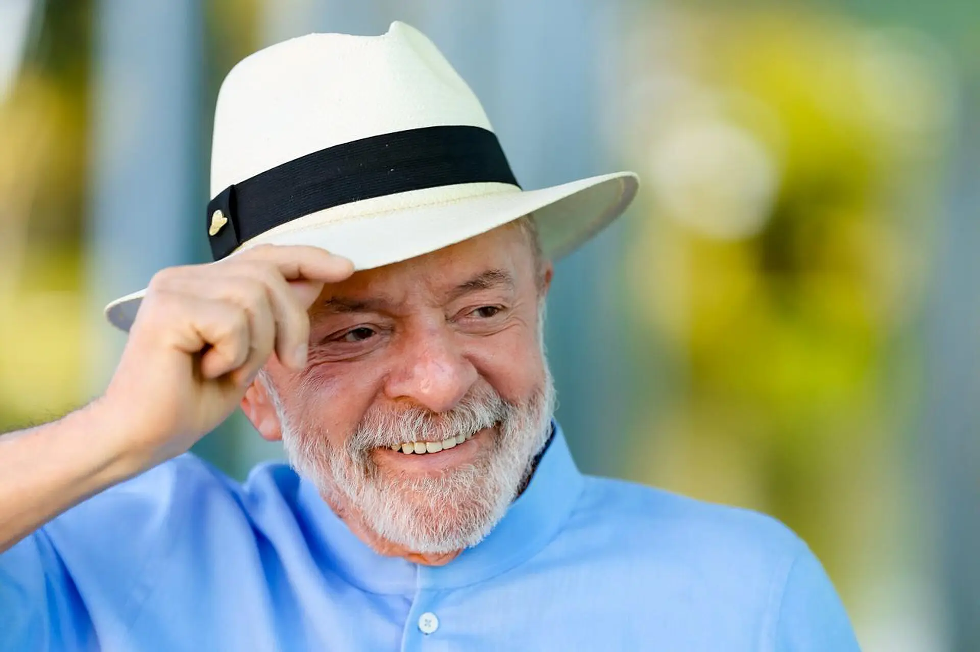 Lula sorri e segura o chapéu; o governo dele teve aprovação de 42% na Quaest no DF