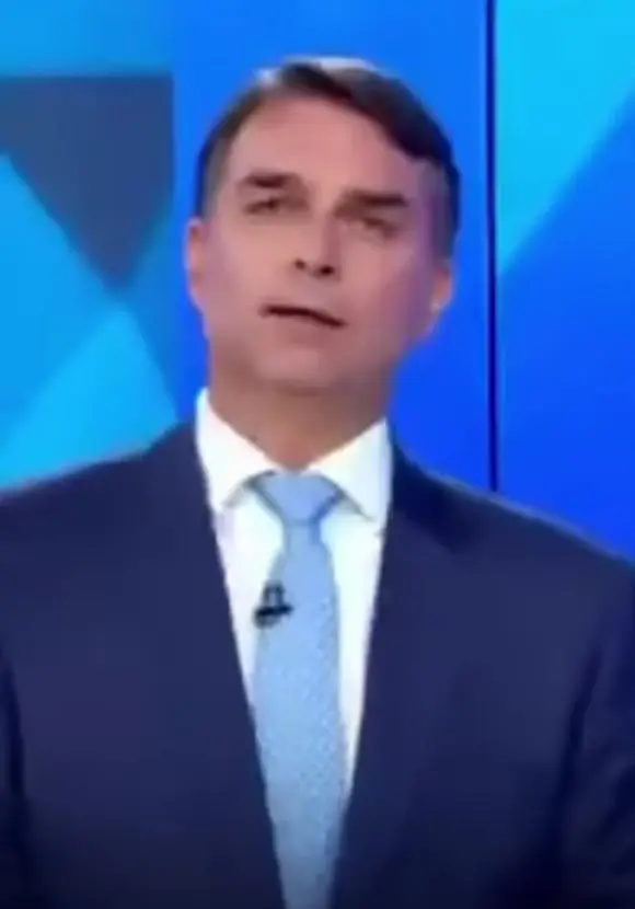 Quem governa o Brasil: Flávio Bolsonaro durante a réplica a Lula no debate da TV Globo