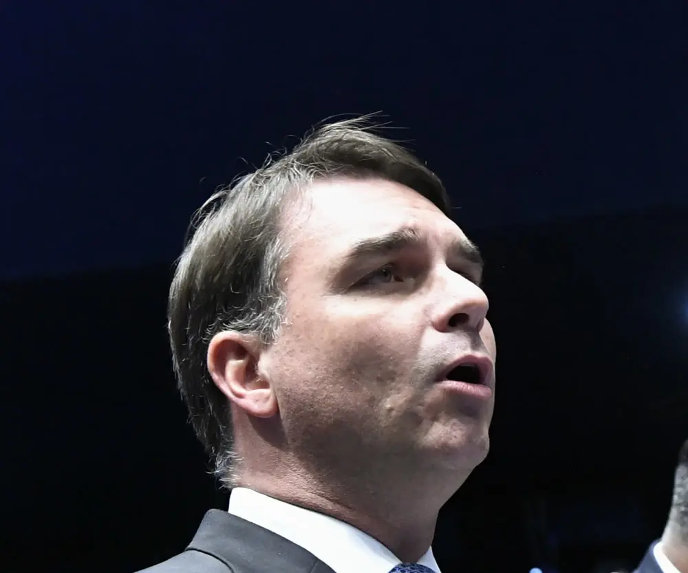 O senador Flávio Bolsonaro discursa no plenário do Senado
