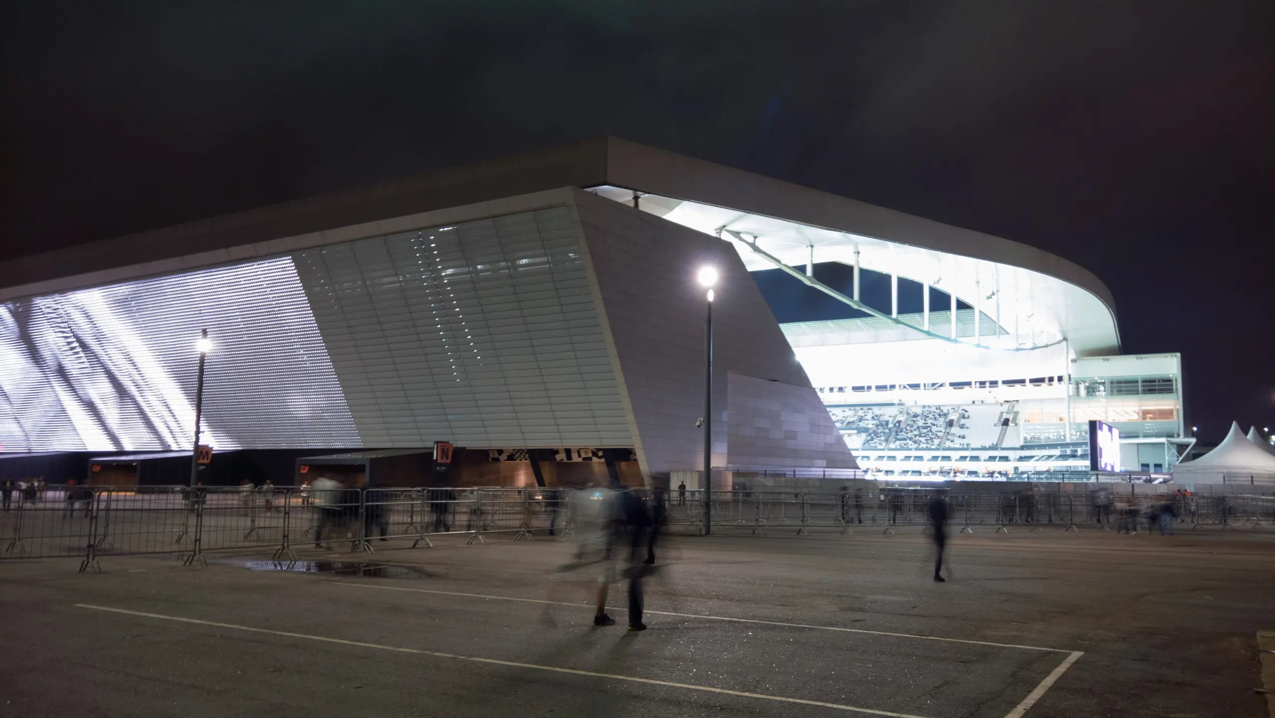 Fachada da arena do Corinthians, em Itaquera, à noite