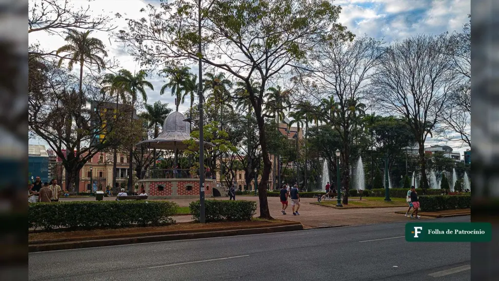 Quem vence em Minas: Praça da Liberdade, em Belo Horizonte, com coreto, chafarizes e pedestres numa tarde nublada (Foto: Tet/Wikimedia Commons, CC0)