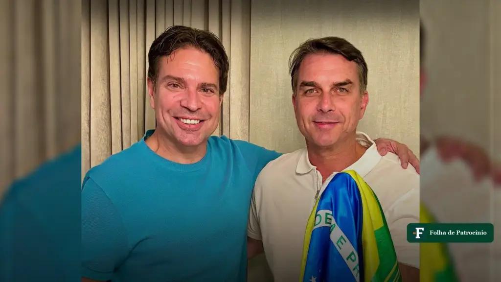 Ramagem e Flávio nos EUA: o ex-deputado de camiseta azul abraça o senador, que segura uma bandeira do Brasil