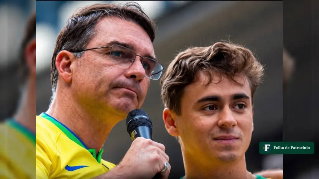 Ranking do Flaviômetro: Flávio Bolsonaro discursa ao microfone ao lado de Nikolas Ferreira