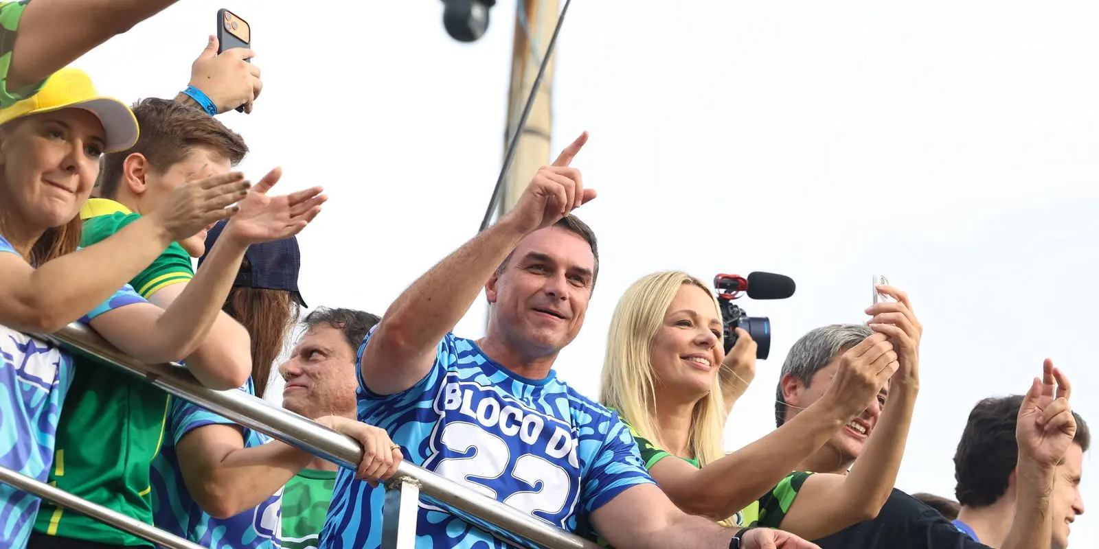 Flávio Bolsonaro acena de cima de um trio em ato de campanha na Barra da Tijuca, no Rio