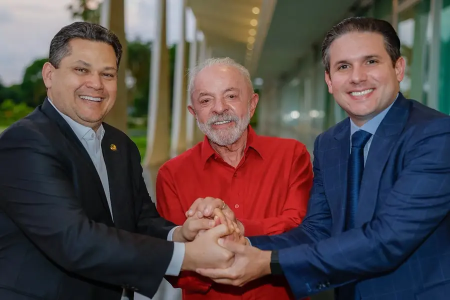 Lula, Davi Alcolumbre e Hugo Motta no Alvorada, na disputa pela reeleição de Hugo Motta