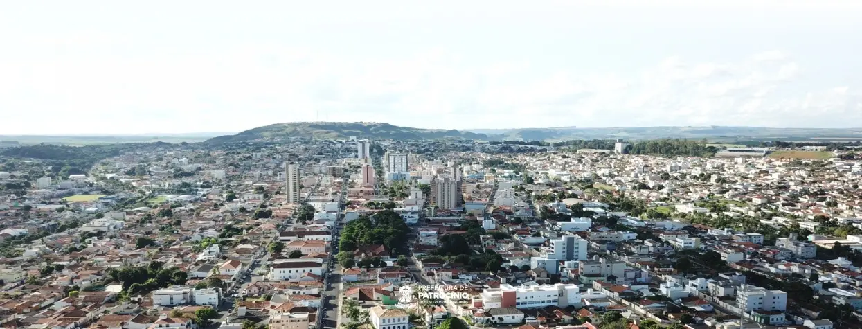 Vista aérea de Patrocínio, com bairros residenciais onde a regularização fundiária está em andamento