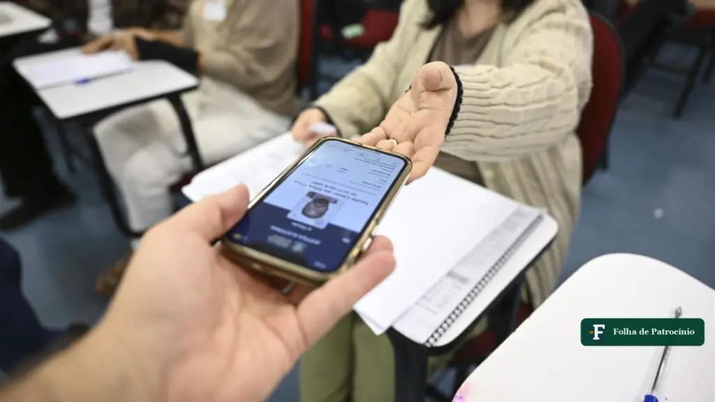 Eleitor mostra o e-Título no celular a mesária no primeiro turno de 2026, em Brasília (foto: Saulo Cruz/Agência Senado, CC BY-SA 4.0)