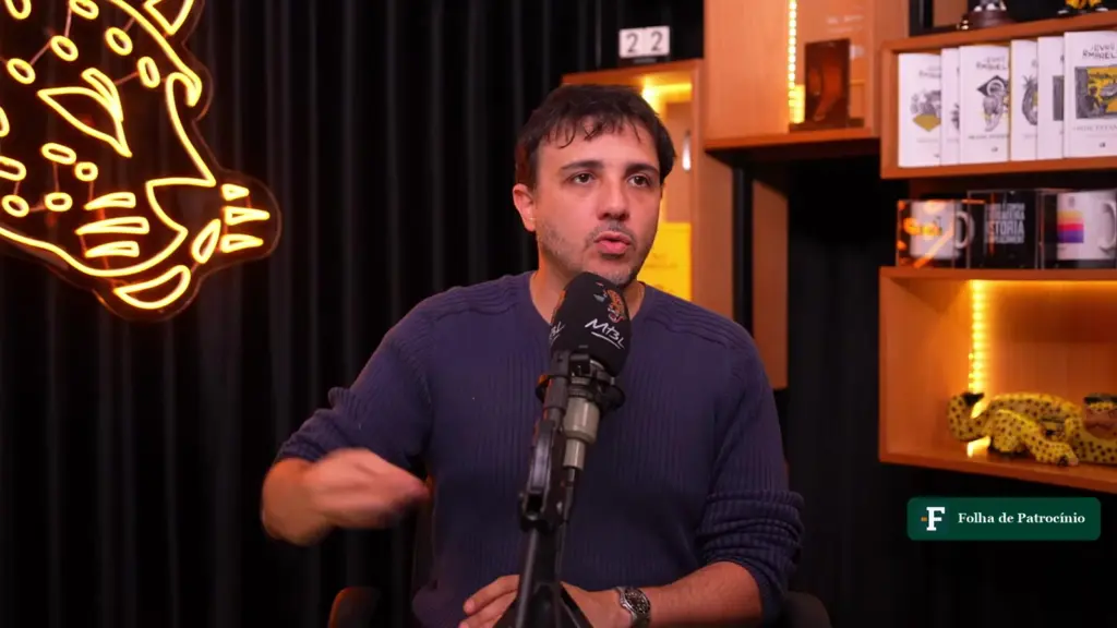 Renan Santos fala ao microfone em live no YouTube sobre Renan Santos e Lula, em 22 de outubro