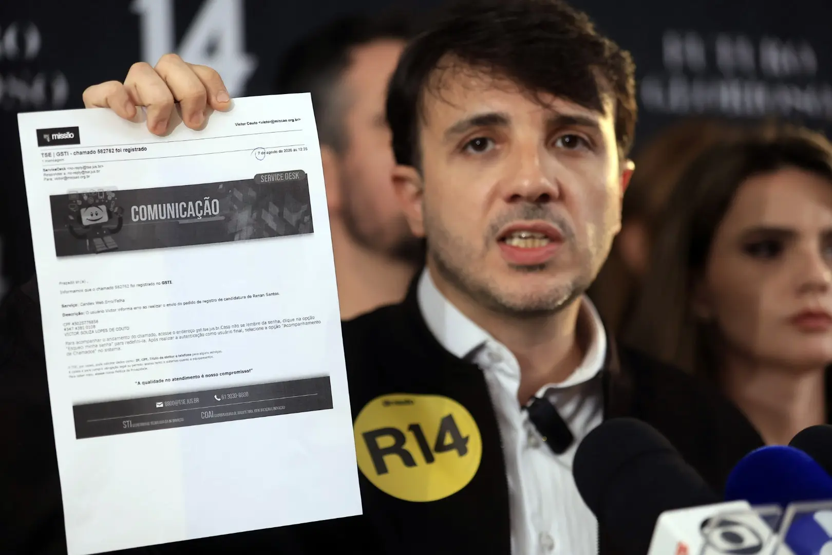 Renan Santos segura documento em coletiva em São Paulo, foto de arquivo sobre Renan Santos e Lula
