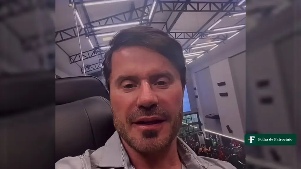 Renato Cariani sentado em uma academia durante vídeo gravado com o celular