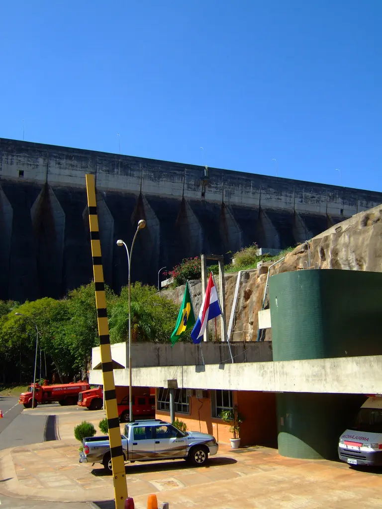 Bandeiras do Brasil e do Paraguai em frente à barragem de Itaipu