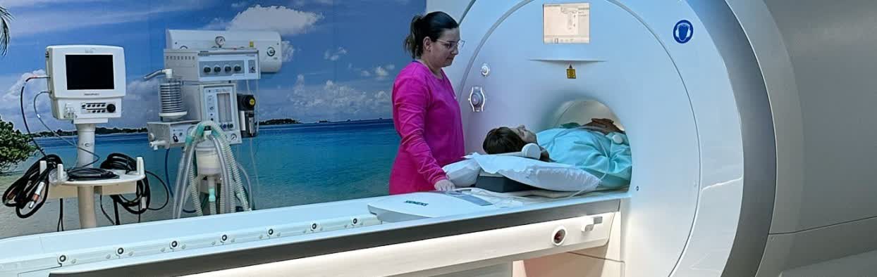 Paciente em aparelho de ressonância magnética na rede de saúde de Patrocínio