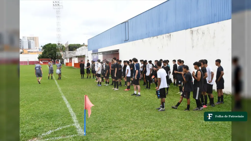 Jovens enfileirados no gramado do Estádio Júlio Aguiar na avaliação que definiu o resultado da peneira do CAP