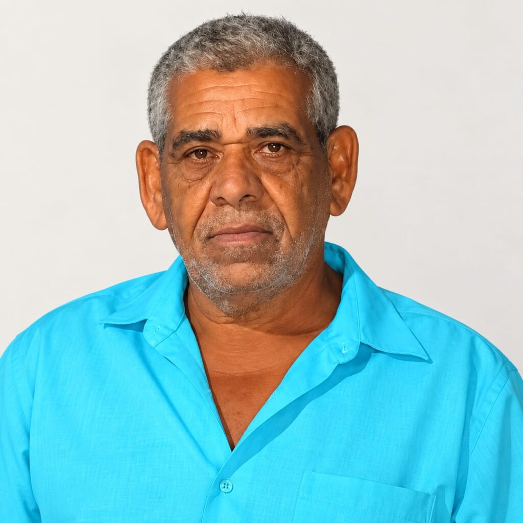 Maurício Cristino de camisa azul-turquesa, em retrato divulgado pela família