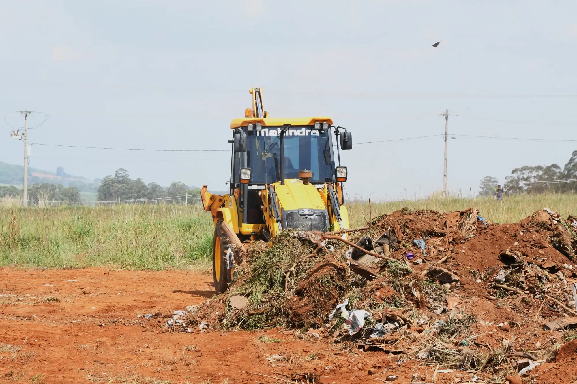 Retroescavadeira remove entulho em área do bairro que passa pela REURB do Serra Negra