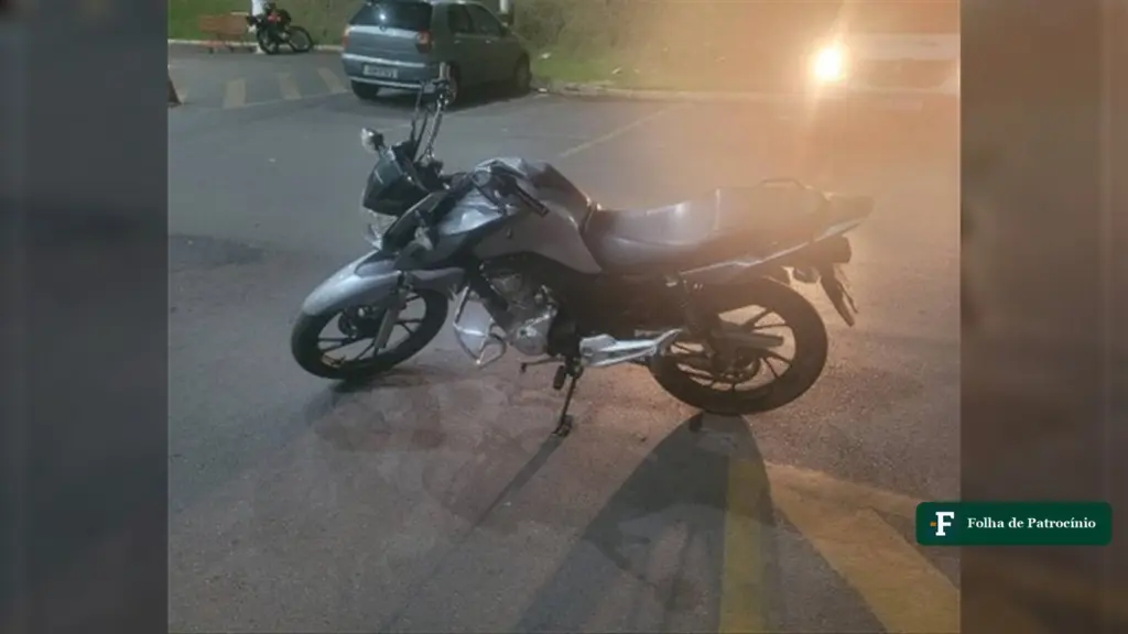 Moto Honda CG 160 dos jovens abordados pela PM no estacionamento de supermercado, ligada à apreensão de revólver em Patos de Minas