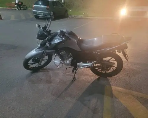 Moto abordada pela PM na apreensão de revólver em Patos de Minas, na Avenida Marabá