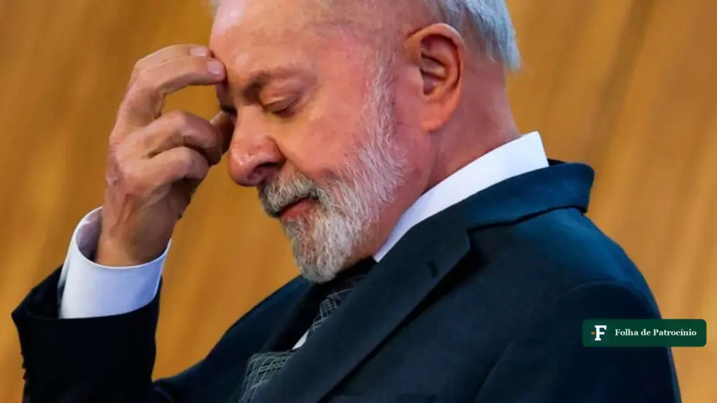 Presidente Lula com a mão na testa; o risco-país do Brasil subiu 26% após a reeleição
