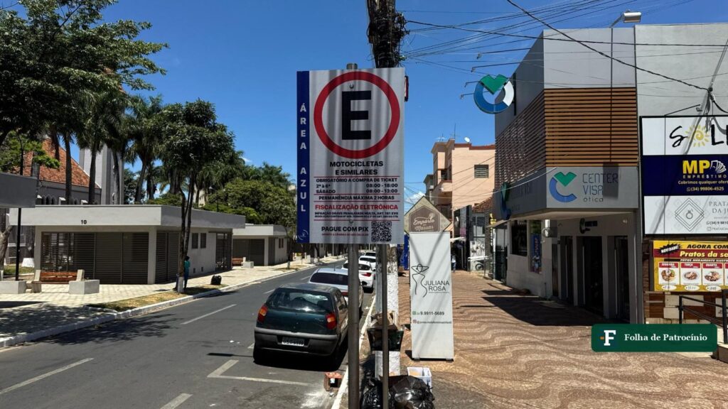 Placa de área azul para motocicletas em rua do centro de Patrocínio, onde vale o Rizzo Day