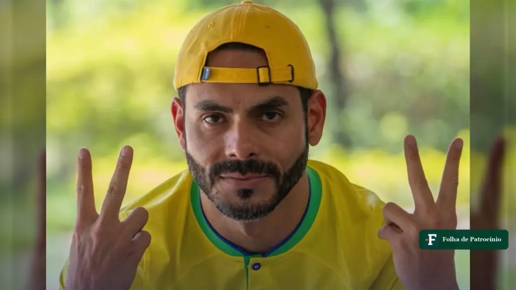 Rodolffo apoia Flávio: o cantor de camisa da seleção e boné amarelo faz o número 22 com as mãos