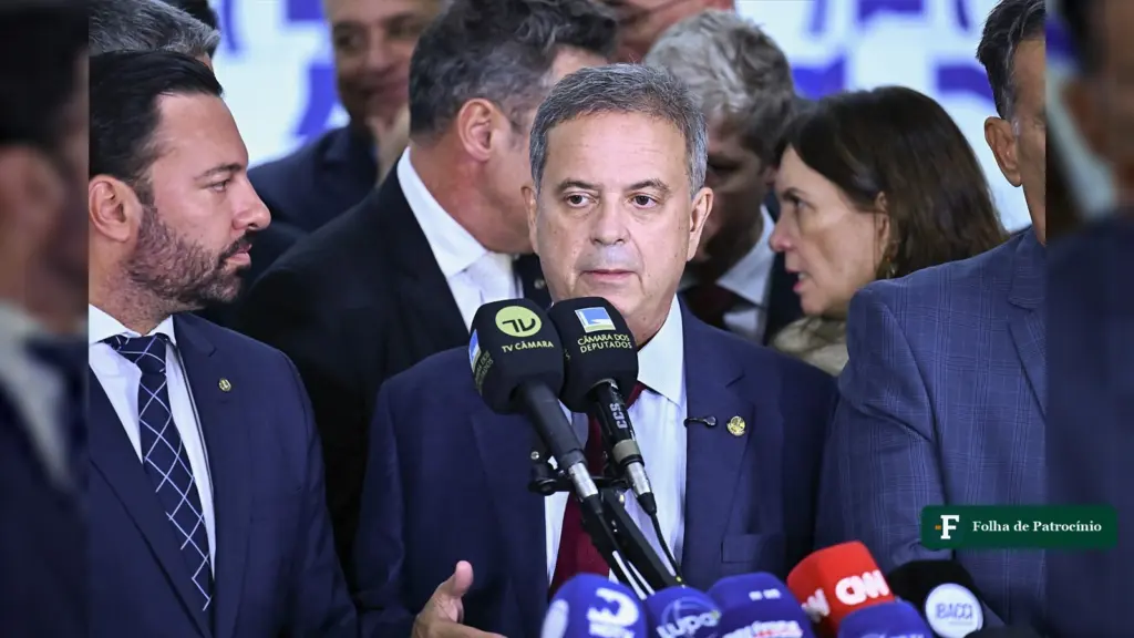 Senador Rogério Marinho fala aos microfones da imprensa no Senado