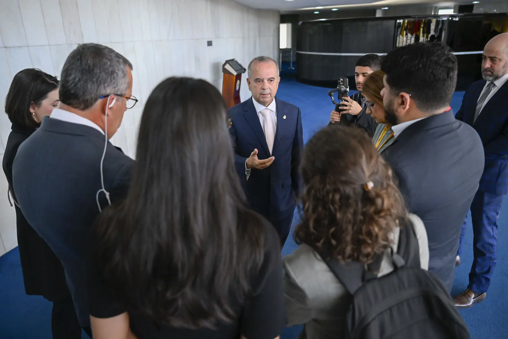 Rogério Marinho dá entrevista a jornalistas no Senado