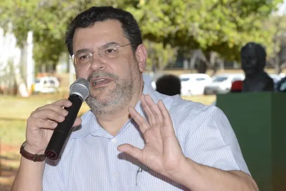 Rui Costa Pimenta fala ao microfone