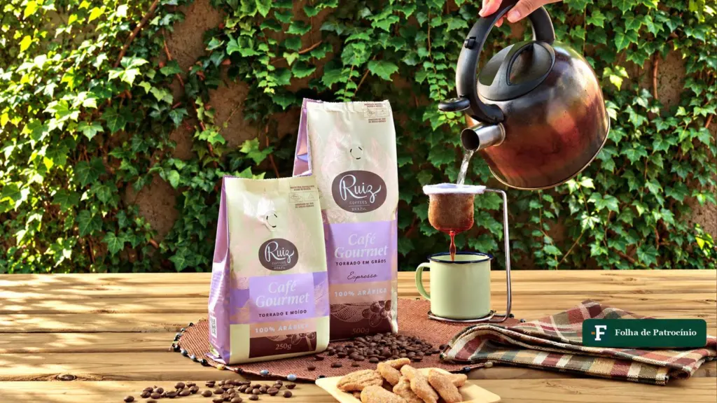 Pacotes de café da marca Ruiz Coffees sobre mesa de madeira ao lado de coador de pano (Foto: Divulgação/Ruiz Coffees)