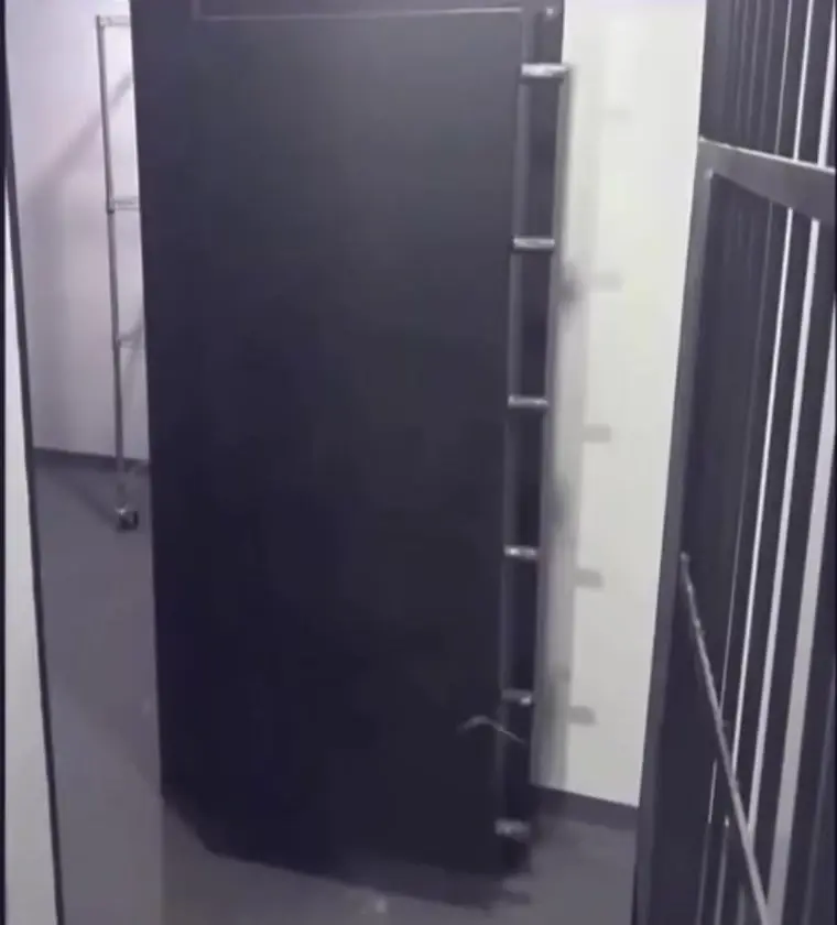 Porta blindada da sala-cofre de Willer Tomaz no hangar do Aeroporto de Brasília