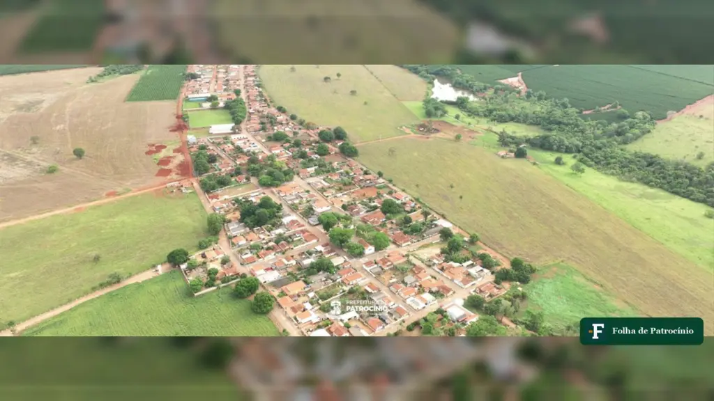 Salitre de Minas e Silvano: vista aérea de um distrito de Patrocínio com ruas e plantações ao redor