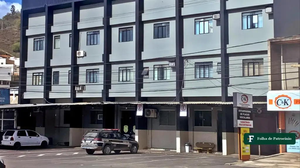 Viatura da Polícia Civil estacionada em frente a uma delegacia, em foto de arquivo, no caso de Santa Juliana
