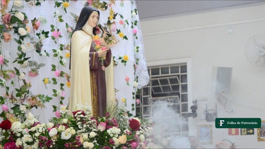 Imagem de Santa Terezinha cercada de rosas e incenso na igreja da paróquia, durante a festa de Santa Terezinha em Patrocínio (Foto: Patrocínio Online)