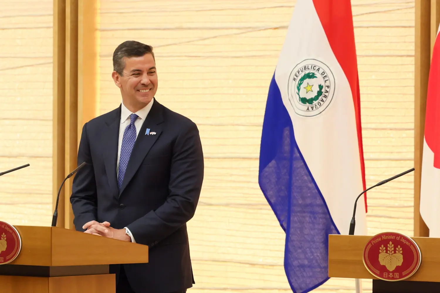 Santiago Peña no pódio ao convidar empresários do Brasil para investir no Paraguai