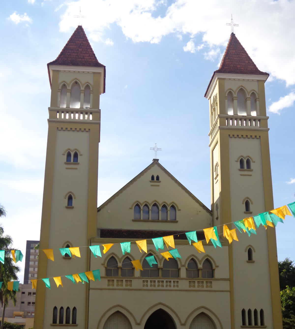 Matriz de Patrocínio, no centro, em imagem de arquivo sobre santinhos em Patrocínio
