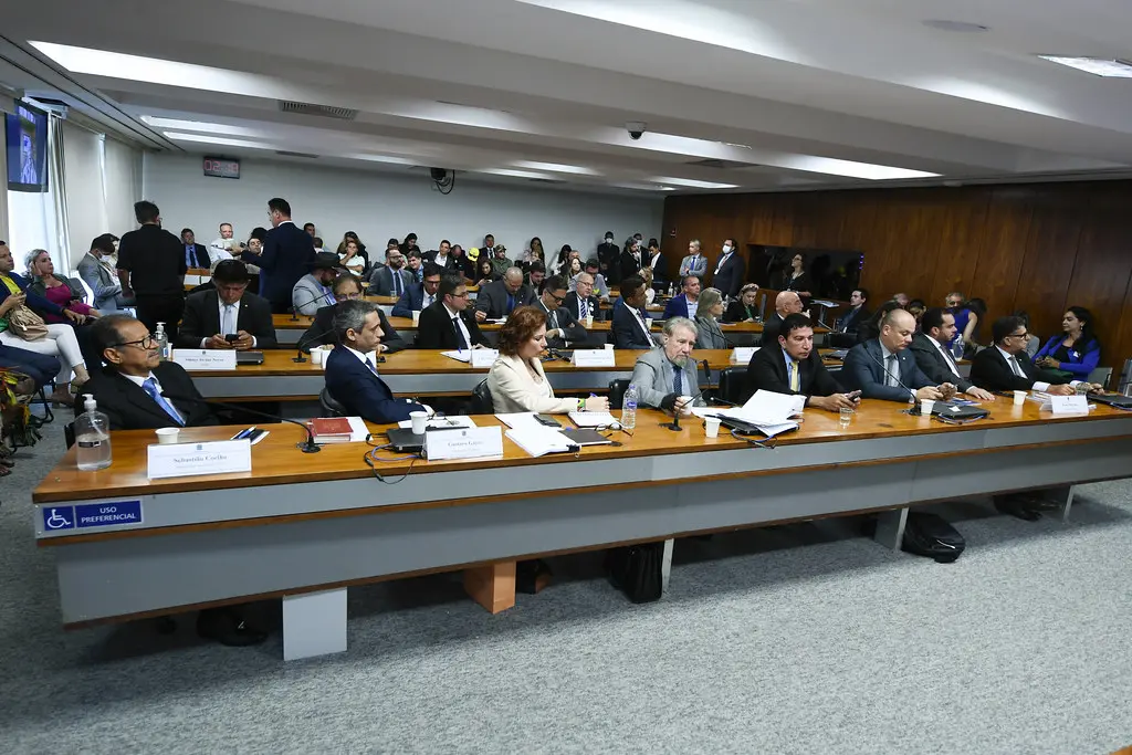 Sebastião Coelho à mesa em audiência pública da Comissão de Transparência do Senado