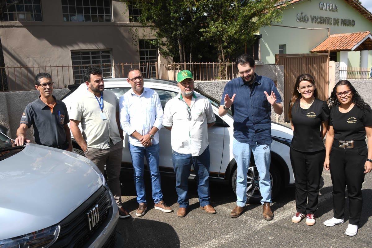 Entrega de veículos pela Secretaria de Assistência Social de Leandro Caixeta à Casa do Idoso, em meio ao debate sobre a Mesa Diretora da Câmara