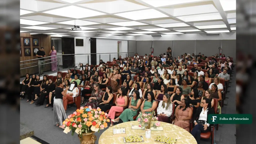 Plateia cheia no Auditório Geraldo Campos na entrega do selo de alfabetização em Patrocínio