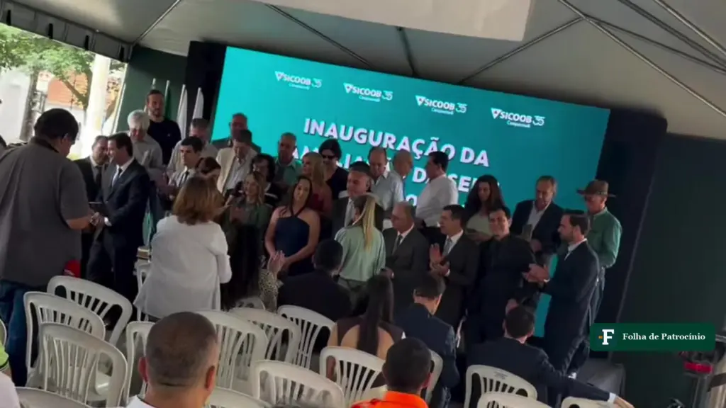 Palco da inauguração da ampliação da sede do Sicoob Coopacredi em Patrocínio, sob tenda na rua
