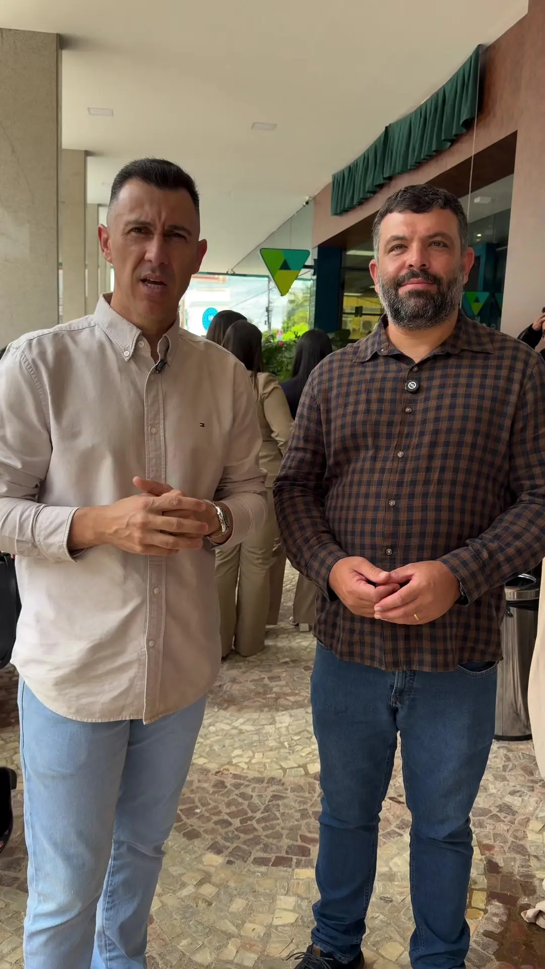 Presidentes da ACIP e da CDL na calçada da sede do Sicoob Coopacredi em Patrocínio