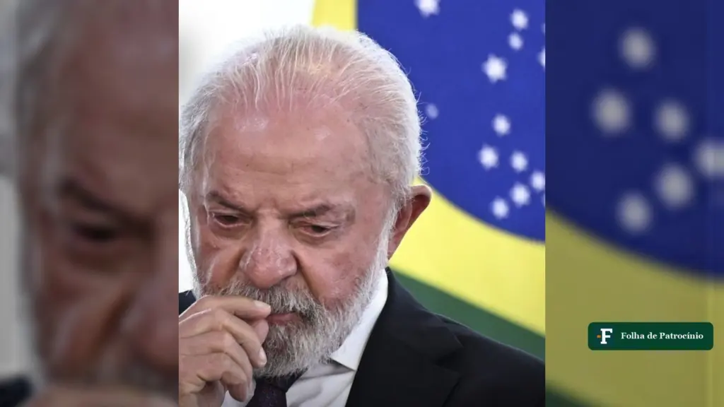Lula com a mão no queixo diante da bandeira do Brasil, no dia do pedido de abertura do sigilo de Lula ao TSE