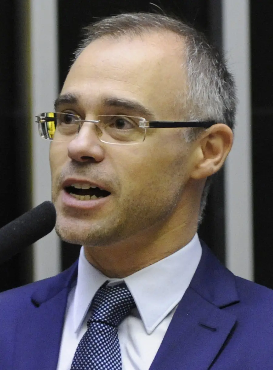 André Mendonça discursa ao microfone, ministro que recebeu os sigilos de Lulinha no STF