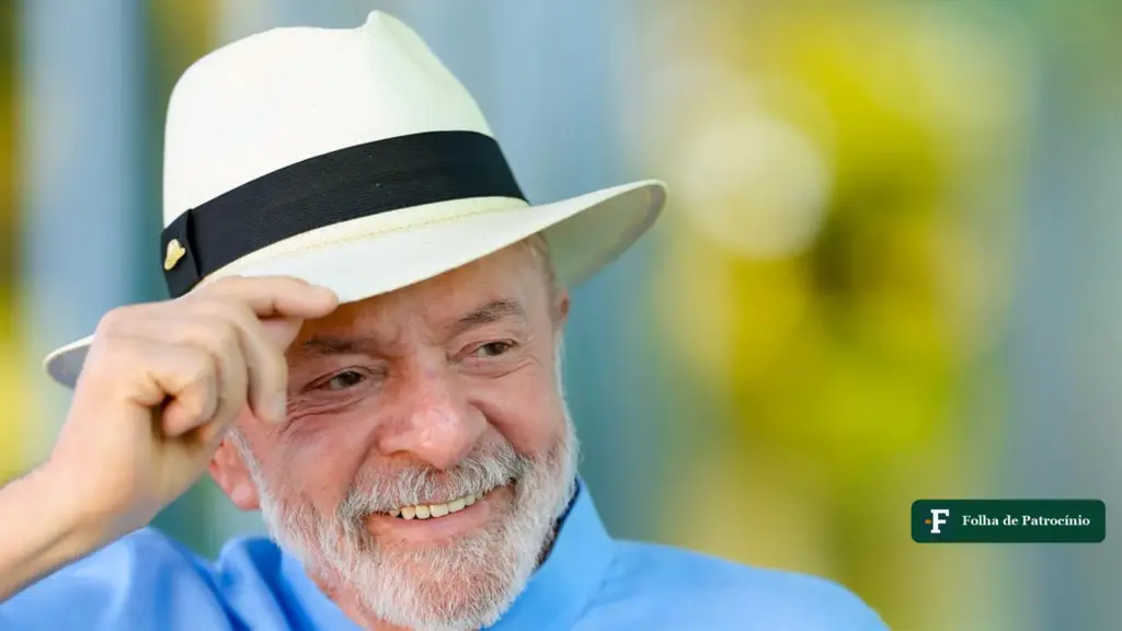 Sigilos no TSE: o presidente Lula sorri e toca a aba do chapéu panamá, em foto de 2026
