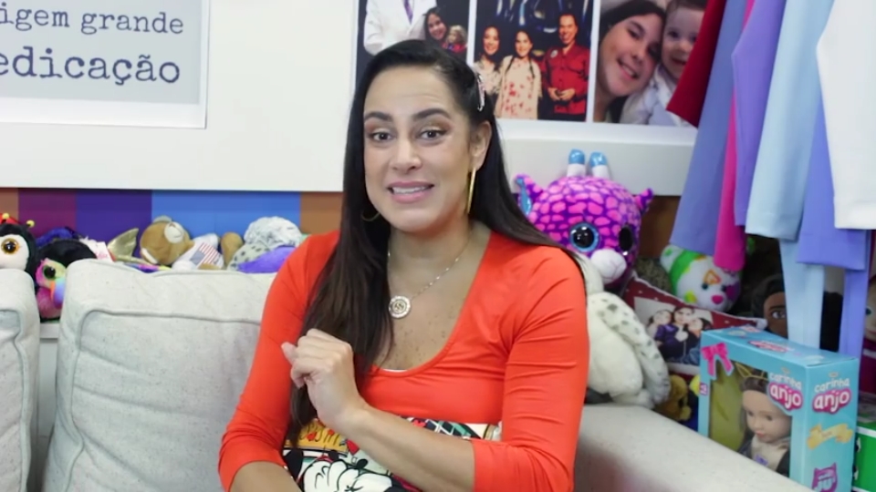 A apresentadora Silvia Abravanel em gravação de vídeo em 2018