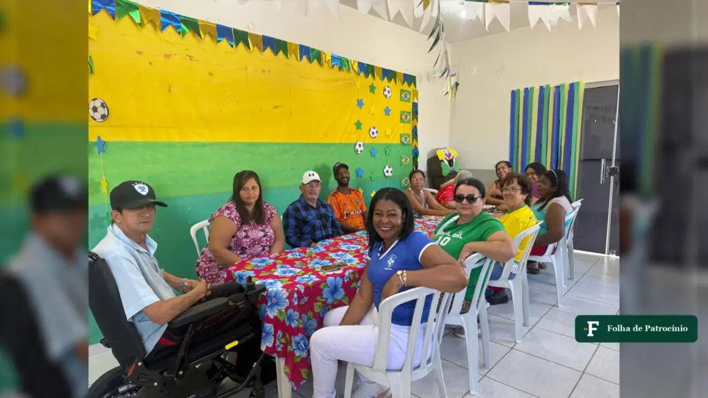 Usuários do CRAS Wilson Nélis à mesa em atividade de convivência; a rede de assistência atende a situação de rua em Patrocínio. Foto: Prefeitura de Patrocínio